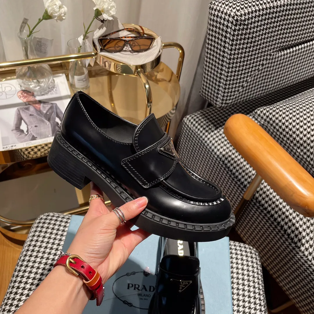 👟👟Ex-factory price 480👟👟 Women's shoes women's clothing ss23 Prada Prada ✨ 💥The T-stage catwalk model "Dream Never Sleeps" can be used on important occasions. It has an aristocratic feel and is perfect on the feet💃💃The entire series is full of exciting and unexpected combinations of elements, with a strong artistic flavor, allowing you to appreciate the ever-changing style of Prada girls. 1⃣ Upper: cowhide with open edge beads/patent leather 2⃣ Lining: imported sheepskin 3⃣ Outsole: lightweight foam outsole Size 35M-40M